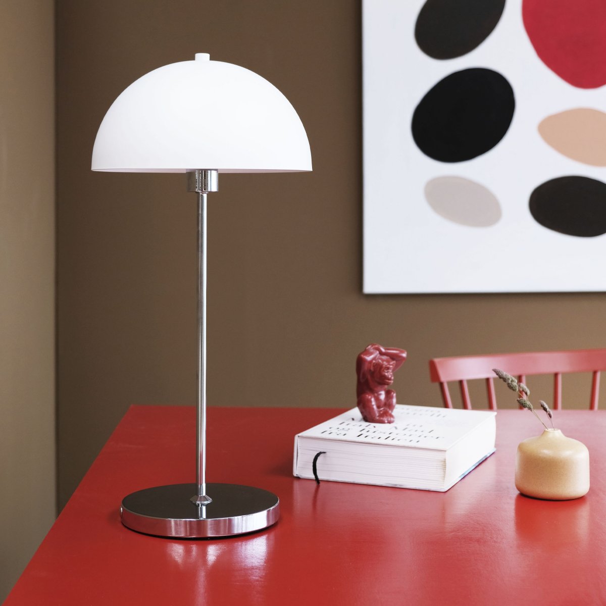 Garda 55cm Cromo portátil De Dyberg Larsen - El elegante dise&ntilde;o de la l&aacute;mpara emite una luz c&aacute;lida y agradable y la hace ideal para el escritorio, la mesita de noche o la mesa auxiliar del sal&oacute;n.