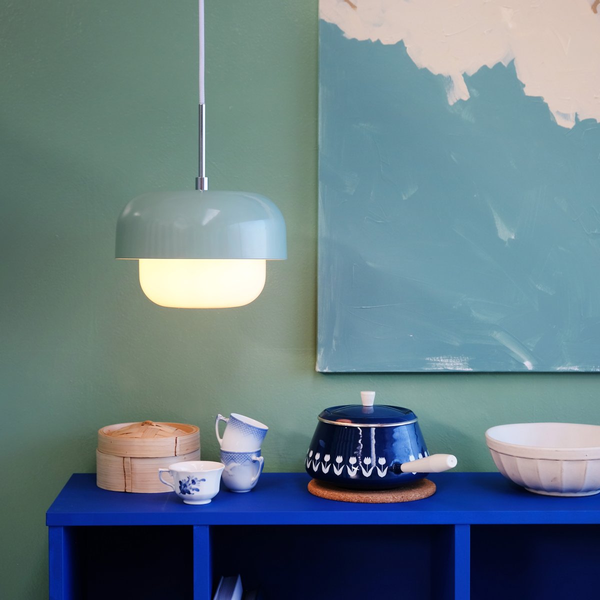 Haipot Ø23 Menta Lámpas de techo De Dyberg Larsen - La l&aacute;mpara colgante Haipot D23 en verde menta se puede utilizar como luz individual o colgar en grupo, por ejemplo encima de la mesa de la cocina, la mesa del comedor o en cualquier lugar donde desee un punto de luz de dise&ntilde;o.