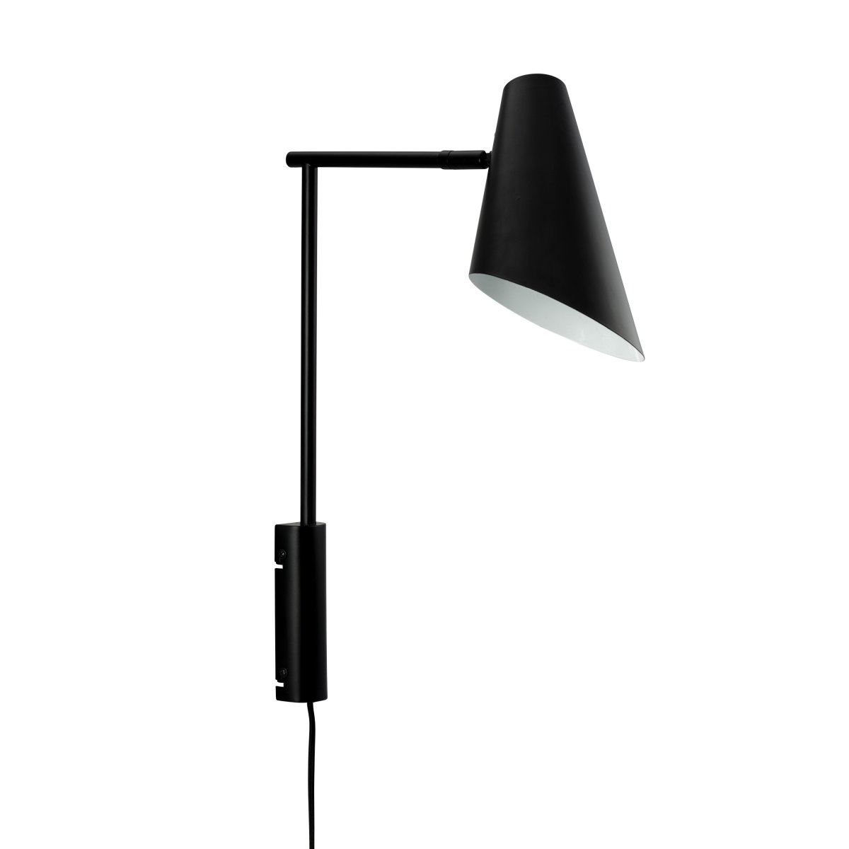 Cale 46cm Negro lámpara de pared De Dyberg Larsen - El acabado mate de la lámpara y su pantalla cónica añaden un toque moderno a cualquier habitación y se adaptan perfectamente a interiores industriales y escandinavos.