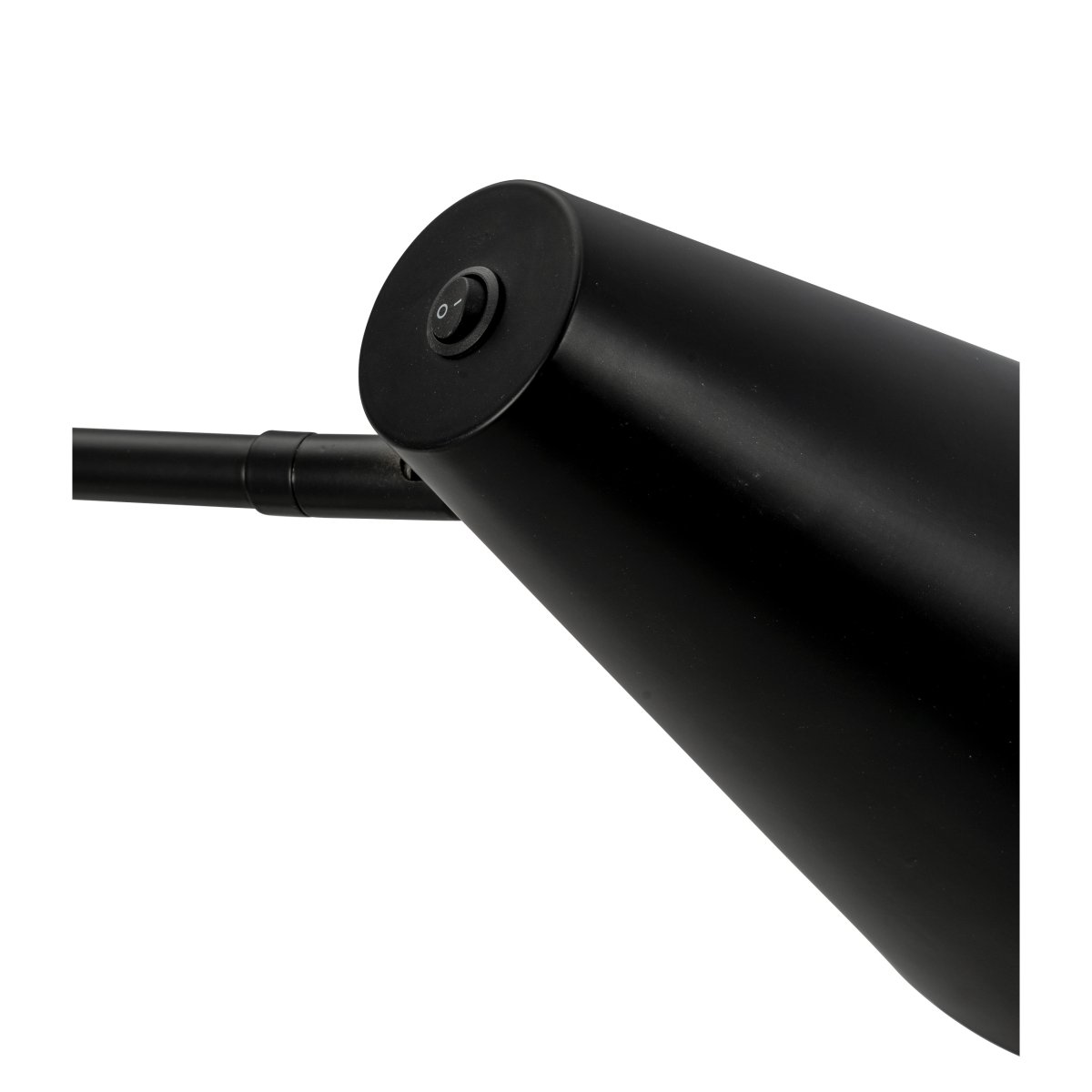 Cale 46cm Negro lámpara de pared De Dyberg Larsen - El acabado mate de la lámpara y su pantalla cónica añaden un toque moderno a cualquier habitación y se adaptan perfectamente a interiores industriales y escandinavos.