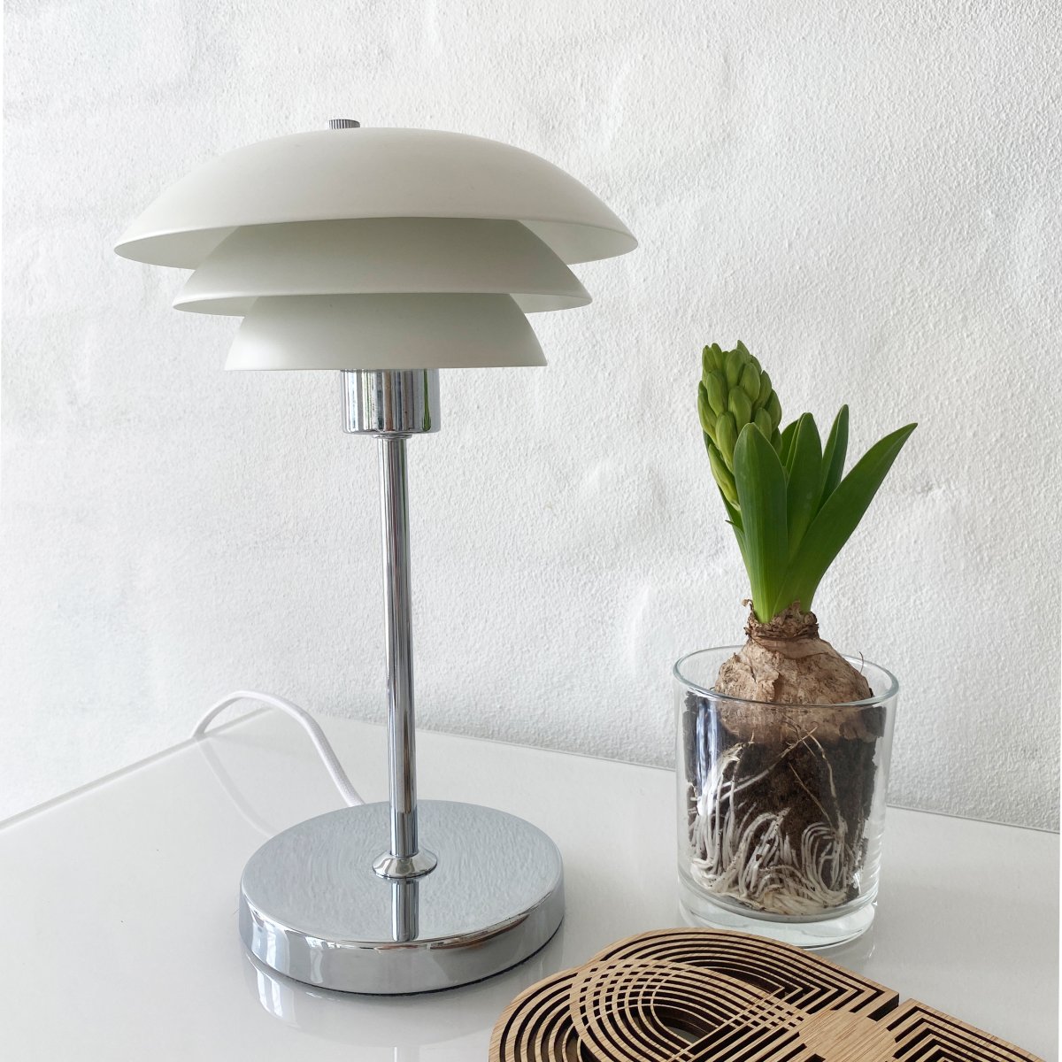 DL16 25cm Blanco lámpara de mesa De Dyberg Larsen - La lámpara de mesa DL16 es una lámpara elegante y compacta, perfecta para una estantería o una habitación pequeña.