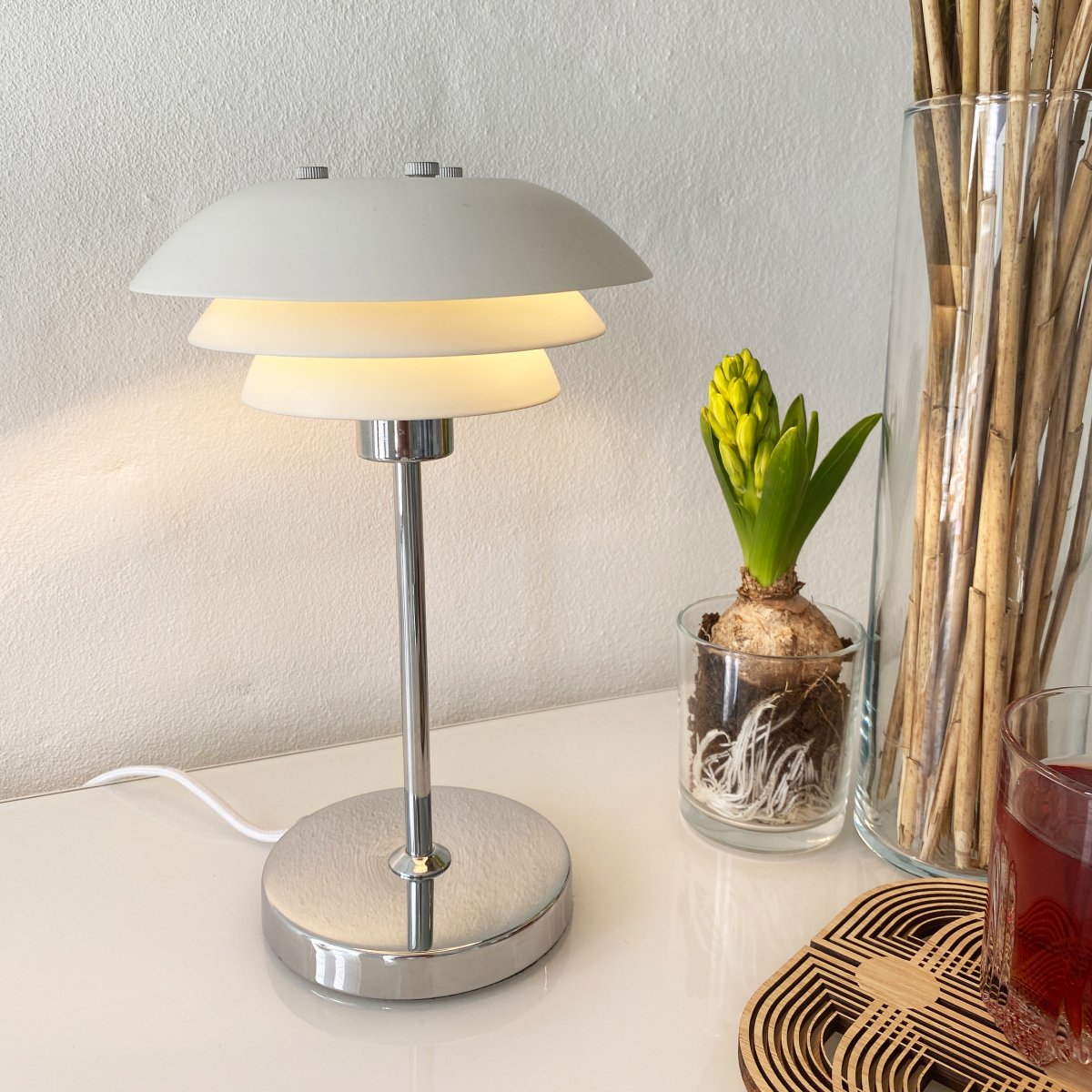 DL16 25cm Blanco lámpara de mesa De Dyberg Larsen - La lámpara de mesa DL16 es una lámpara elegante y compacta, perfecta para una estantería o una habitación pequeña.