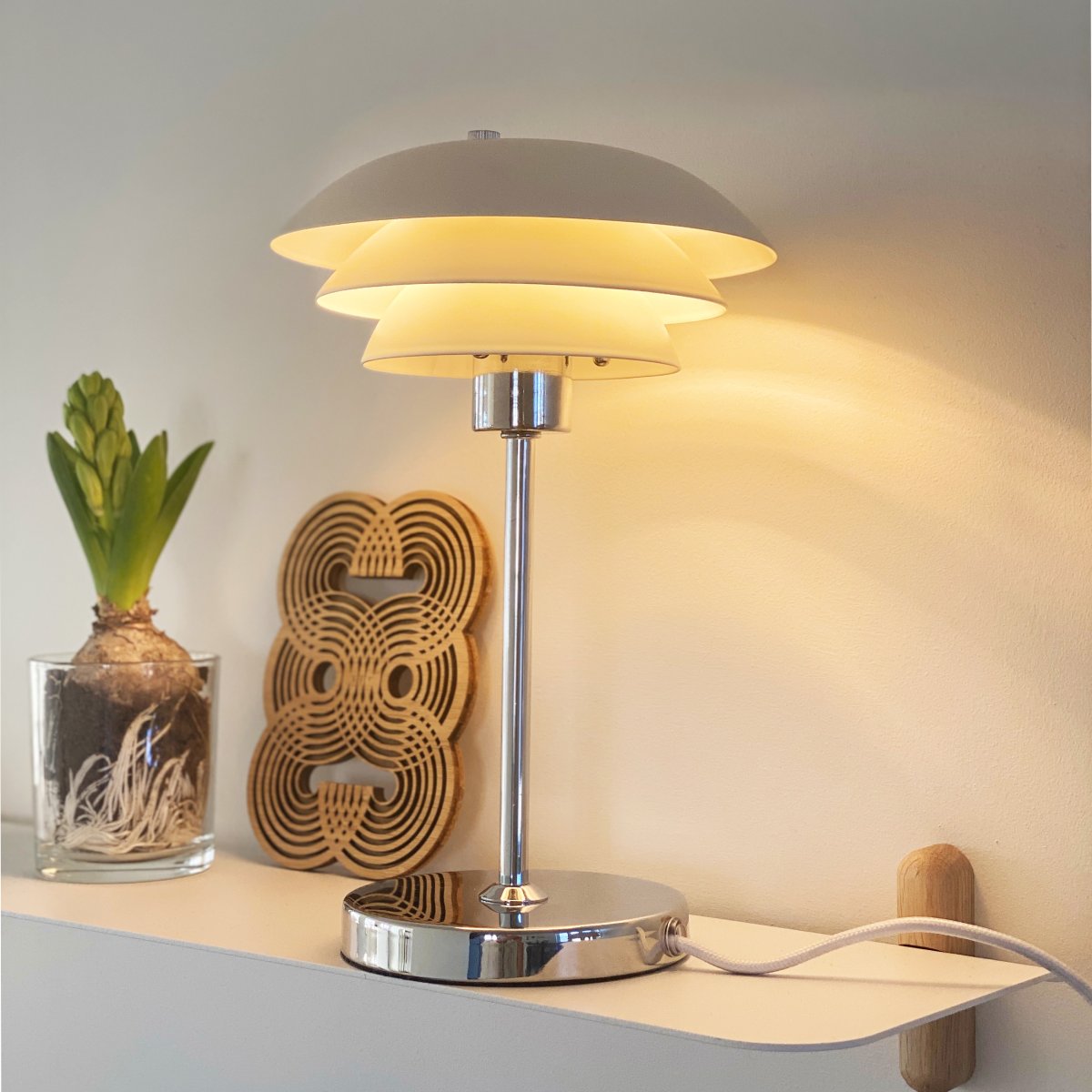 DL16 25cm Blanco lámpara de mesa De Dyberg Larsen - La lámpara de mesa DL16 es una lámpara elegante y compacta, perfecta para una estantería o una habitación pequeña.