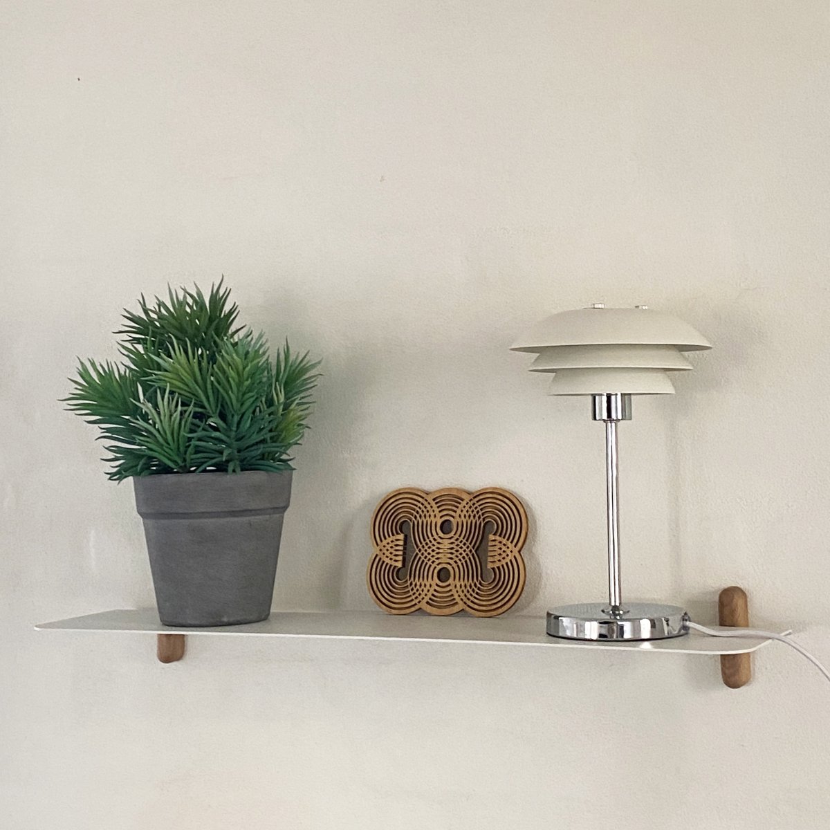 DL16 25cm Blanco lámpara de mesa De Dyberg Larsen - La lámpara de mesa DL16 es una lámpara elegante y compacta, perfecta para una estantería o una habitación pequeña.