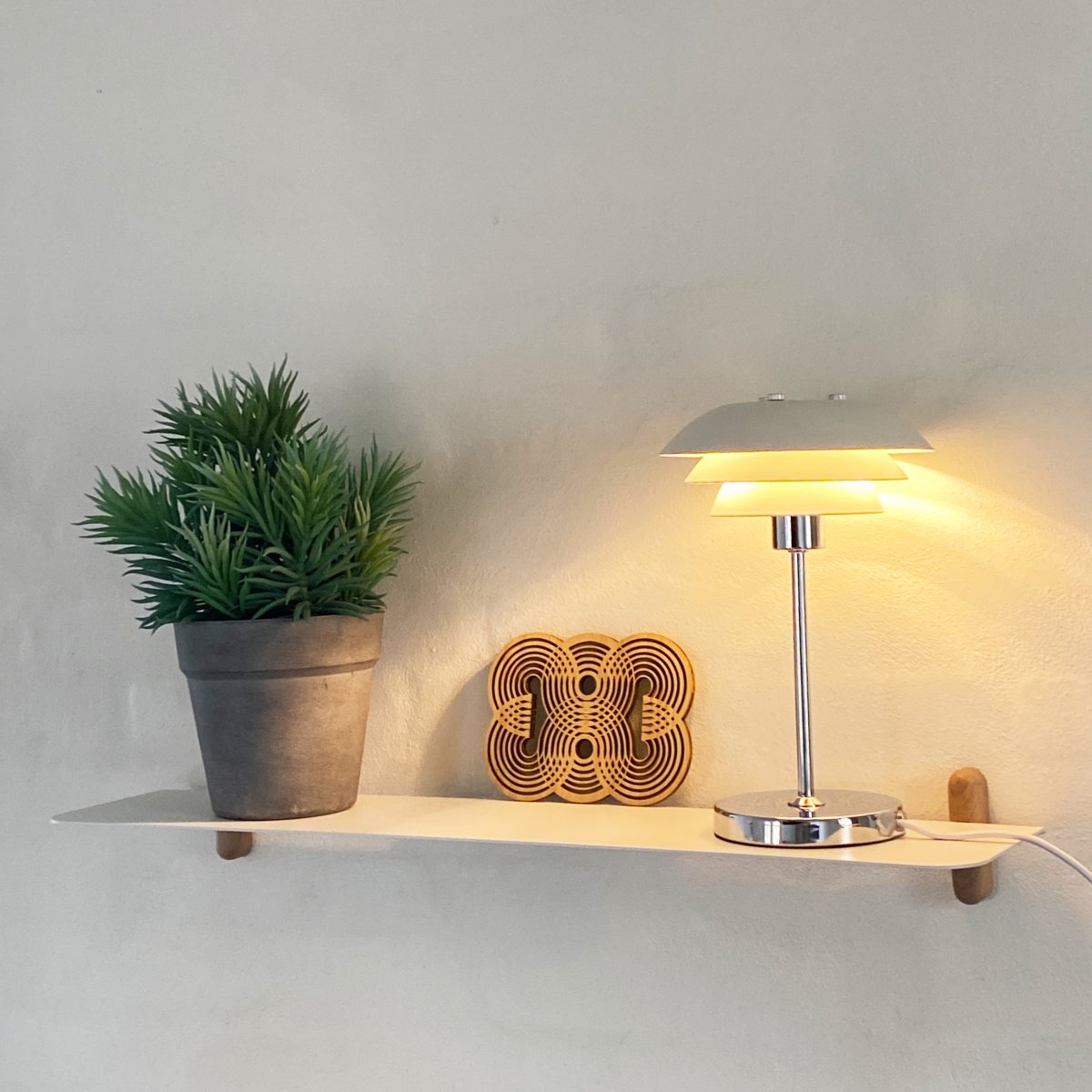 DL16 25cm Blanco lámpara de mesa De Dyberg Larsen - La lámpara de mesa DL16 es una lámpara elegante y compacta, perfecta para una estantería o una habitación pequeña.