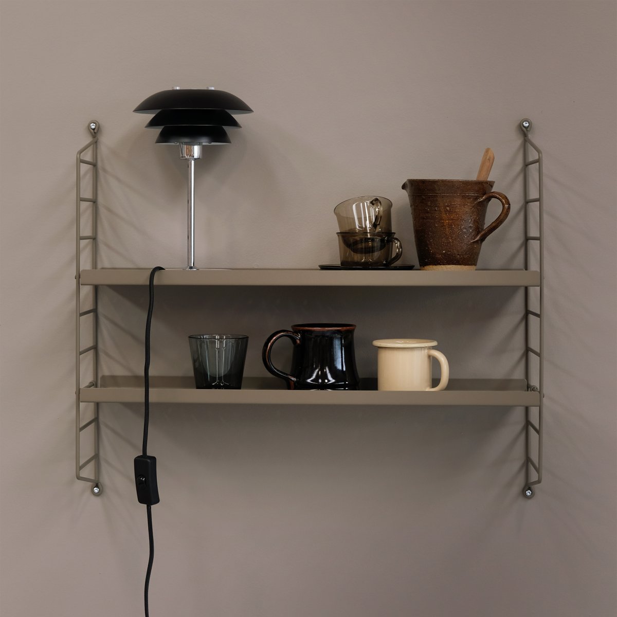 DL16 25cm Negro lámpara de mesa De Dyberg Larsen - La lámpara de mesa DL16 es una lámpara elegante y compacta, perfecta para una estantería o una habitación pequeña.