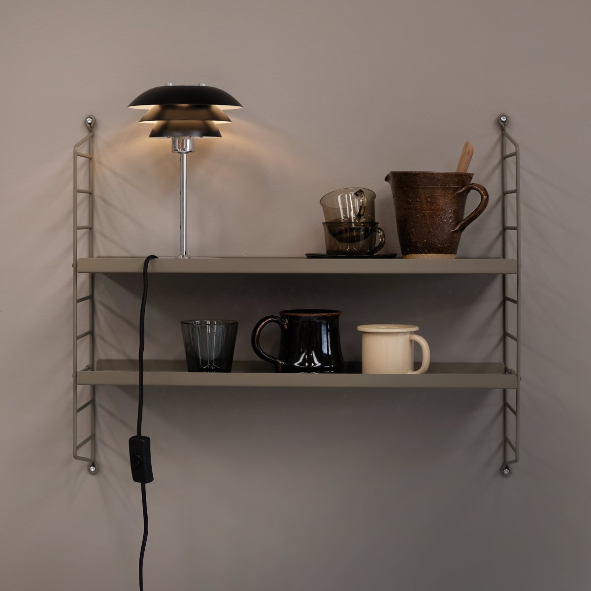 DL16 25cm Negro lámpara de mesa De Dyberg Larsen - La lámpara de mesa DL16 es una lámpara elegante y compacta, perfecta para una estantería o una habitación pequeña.