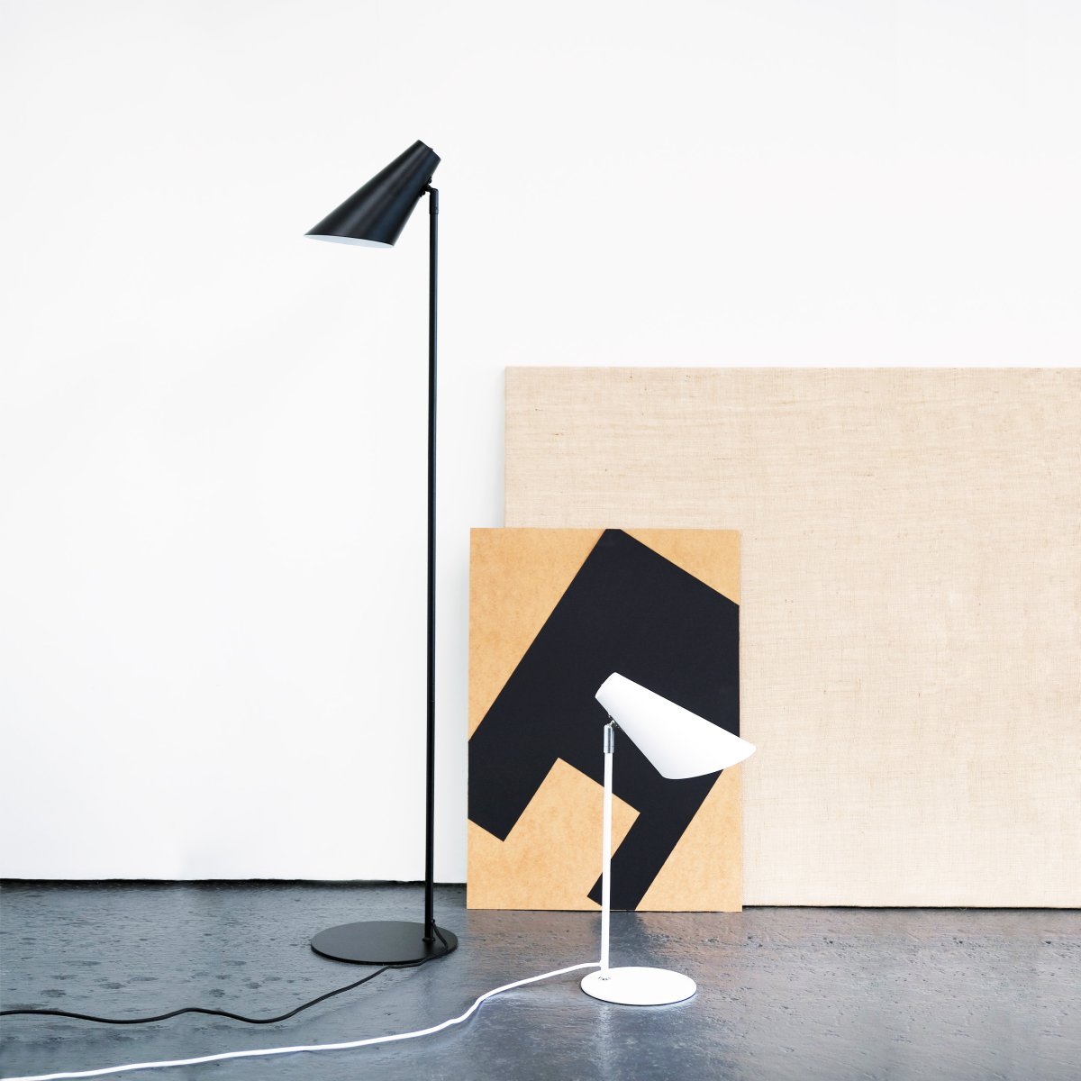 Cale 50cm Blanco lámpara de escritorio De Dyberg Larsen - Con su elegante acabado blanco y pantalla en ángulo, crea una luz enfocada que es perfecta para superficies de trabajo y rincones de estudio.