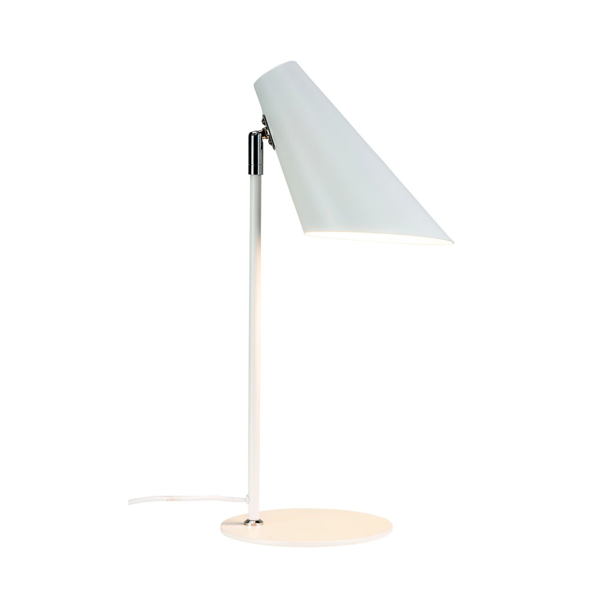 Cale 50cm Blanco lámpara de escritorio De Dyberg Larsen - Con su elegante acabado blanco y pantalla en ángulo, crea una luz enfocada que es perfecta para superficies de trabajo y rincones de estudio.