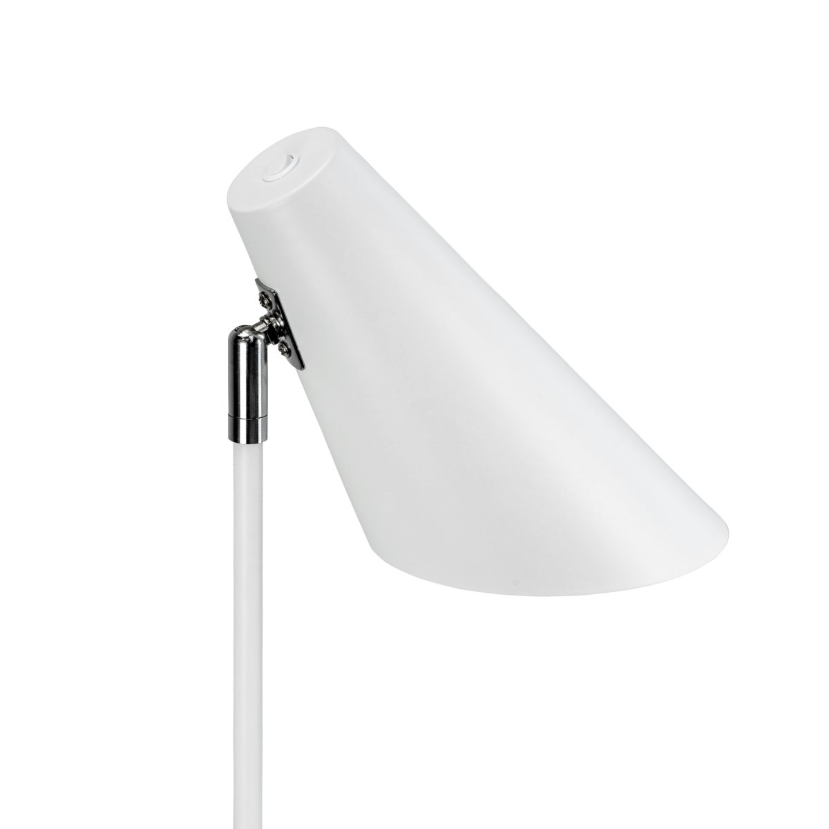 Cale 50cm Blanco lámpara de escritorio De Dyberg Larsen - Con su elegante acabado blanco y pantalla en ángulo, crea una luz enfocada que es perfecta para superficies de trabajo y rincones de estudio.