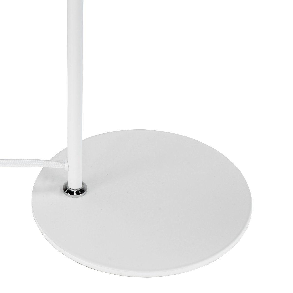 Cale 50cm Blanco lámpara de escritorio De Dyberg Larsen - Con su elegante acabado blanco y pantalla en ángulo, crea una luz enfocada que es perfecta para superficies de trabajo y rincones de estudio.
