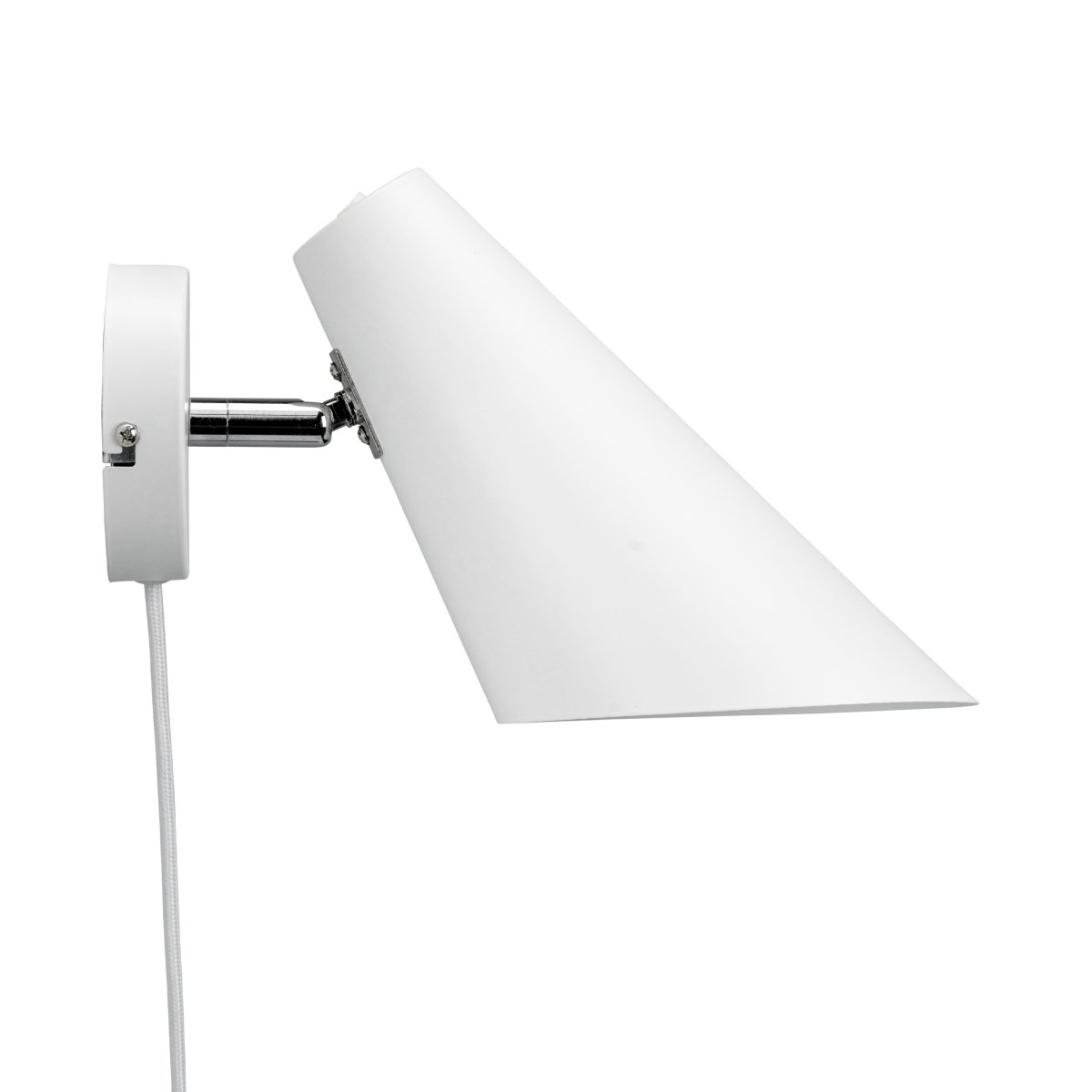 Cale 25cm Blanco lámpara de pared De Dyberg Larsen - Adem&aacute;s de la l&aacute;mpara de pared, la serie tambi&eacute;n est&aacute; disponible como l&aacute;mpara de pie y l&aacute;mpara de sobremesa.