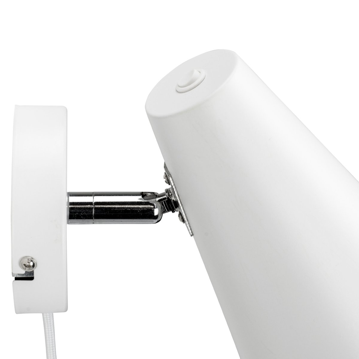 Cale 25cm Blanco lámpara de pared De Dyberg Larsen - Adem&aacute;s de la l&aacute;mpara de pared, la serie tambi&eacute;n est&aacute; disponible como l&aacute;mpara de pie y l&aacute;mpara de sobremesa.