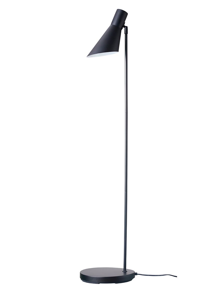 Denver Negro lámpara de pie De Dyberg Larsen - La serie incluye una l&aacute;mpara de mesa, una l&aacute;mpara de pie y una l&aacute;mpara de pared, todas en negro mate, por lo que se pueden satisfacer todas las necesidades de iluminaci&oacute;n con la misma gama elegante.