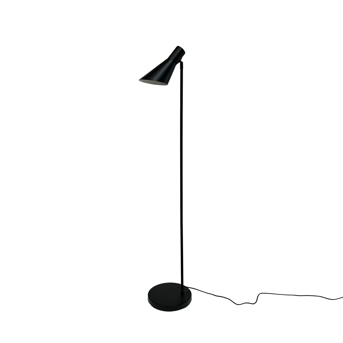 Denver Negro lámpara de pie De Dyberg Larsen - La serie incluye una l&aacute;mpara de mesa, una l&aacute;mpara de pie y una l&aacute;mpara de pared, todas en negro mate, por lo que se pueden satisfacer todas las necesidades de iluminaci&oacute;n con la misma gama elegante.