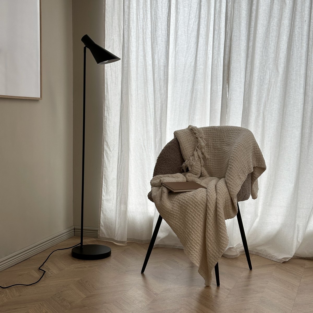 Denver Negro lámpara de pie De Dyberg Larsen - La serie incluye una l&aacute;mpara de mesa, una l&aacute;mpara de pie y una l&aacute;mpara de pared, todas en negro mate, por lo que se pueden satisfacer todas las necesidades de iluminaci&oacute;n con la misma gama elegante.