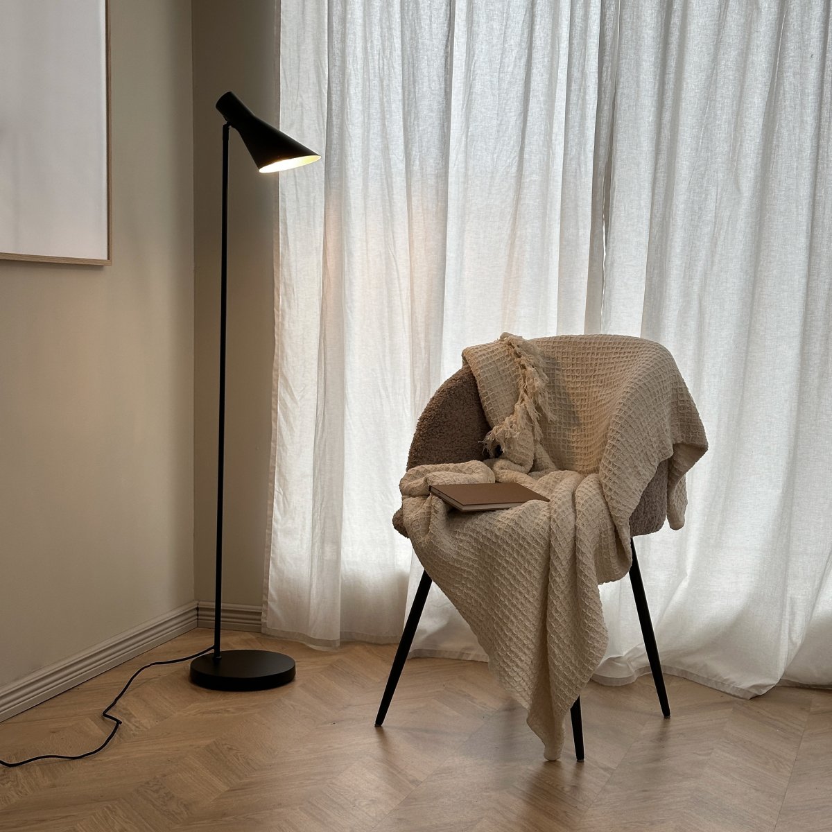 Denver Negro lámpara de pie De Dyberg Larsen - La serie incluye una l&aacute;mpara de mesa, una l&aacute;mpara de pie y una l&aacute;mpara de pared, todas en negro mate, por lo que se pueden satisfacer todas las necesidades de iluminaci&oacute;n con la misma gama elegante.