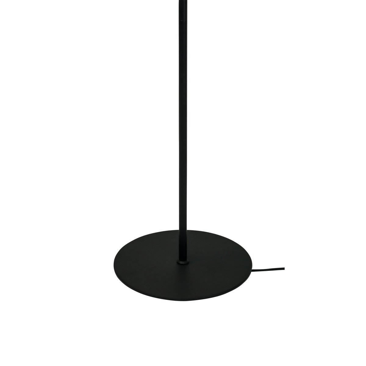 Oslo Negro lámpara de pie De Dyberg Larsen - Con su diseño simple en negro mate y su pantalla ajustable, Oslo crea un agradable punto de luz que encaja perfectamente en la sala de estar, junto al sillón de lectura o en el dormitorio.