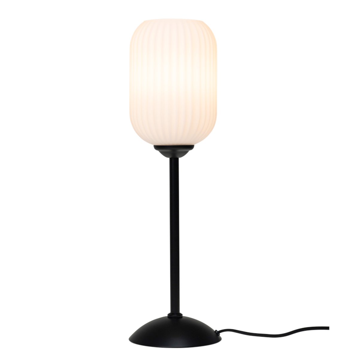 Riflet 52cm Negro lámpara de mesa De Dyberg Larsen - Con su pantalla de vidrio blanco acanalado y su elegante base negra, Riflet crea una luz suave y atmosférica que ilumina cualquier habitación.