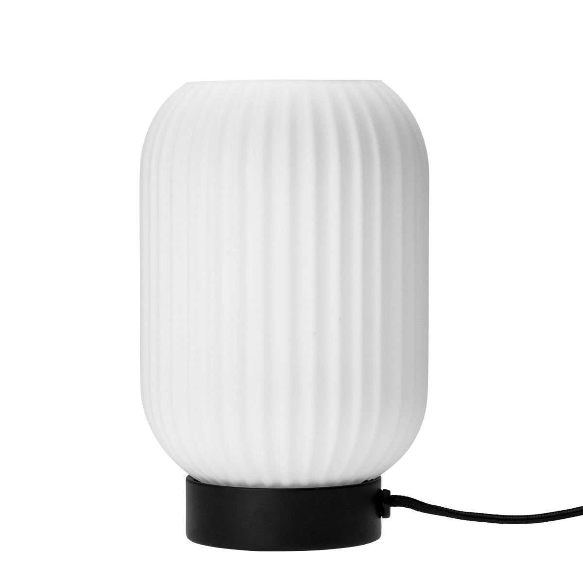 Imagen ampliada de Riflet 22cm Negro lámpara de mesa De Dyberg Larsen - Con su pantalla de vidrio blanco acanalado y su elegante base negra, Riflet crea una luz suave y atmosférica que ilumina cualquier habitación.