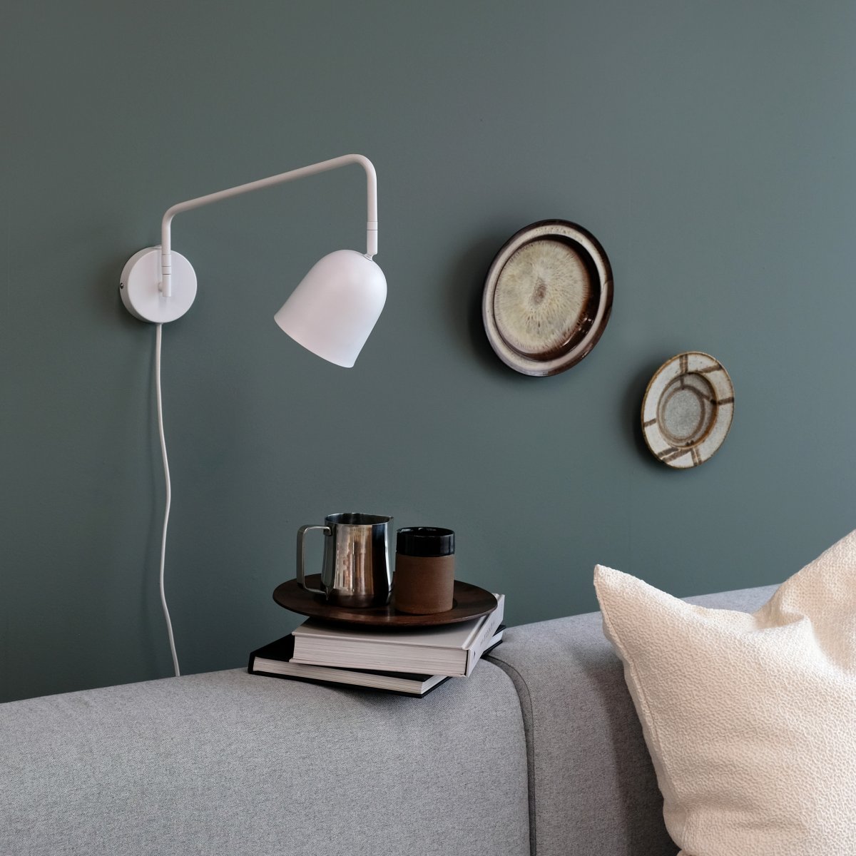 Manchester 45cm Blanco lámpara de pared De Dyberg Larsen - El brazo de la l&aacute;mpara oscila de un lado a otro y se extiende 45 cm desde la pared hasta el punto m&aacute;s alejado de la pantalla.