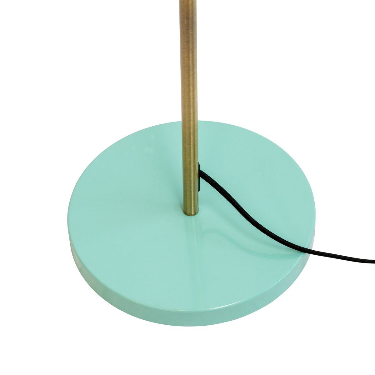 Ocean Multicolor lámpara de pie De Dyberg Larsen - La lámpara de pie Ocean en pantallas de curry, latón y turquesa tiene una construcción de metal, se puede inclinar hacia arriba y hacia abajo y está equipada con un interruptor de pie en la base.