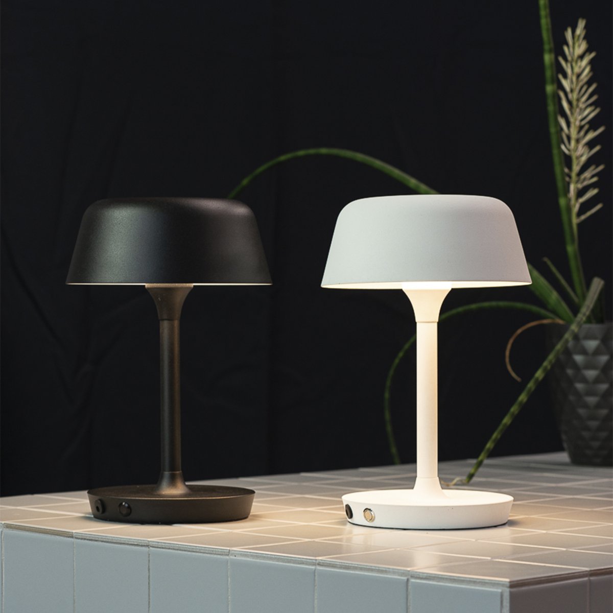 Valencia 30cm Negro portátil De Dyberg Larsen - La elegante lámpara de mesa Valencia de Dyberg Larsen en color negro es recargable y se puede colocar donde más se necesite.