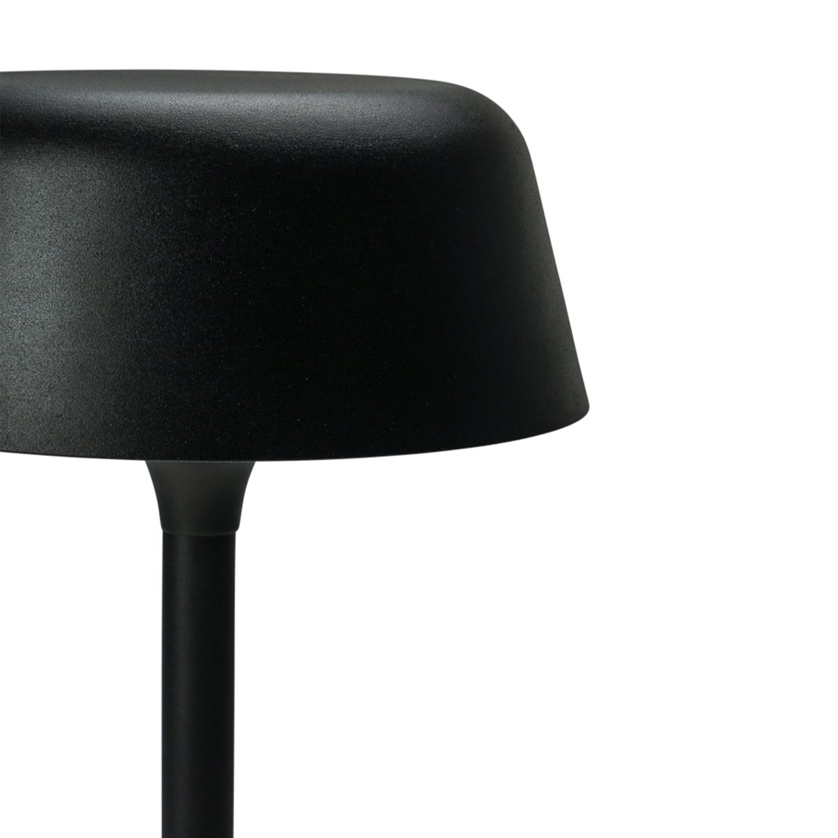 Valencia 30cm Negro portátil De Dyberg Larsen - La elegante lámpara de mesa Valencia de Dyberg Larsen en color negro es recargable y se puede colocar donde más se necesite.
