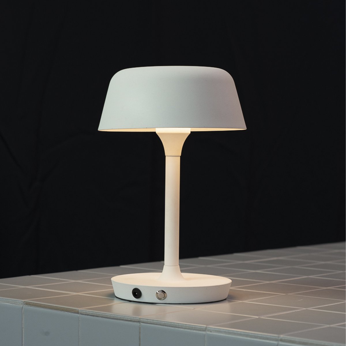 Valencia 30cm Blanco portátil De Dyberg Larsen - La elegante lámpara de mesa Valencia de Dyberg Larsen en color blanco es recargable y se puede colocar donde más se necesite.
