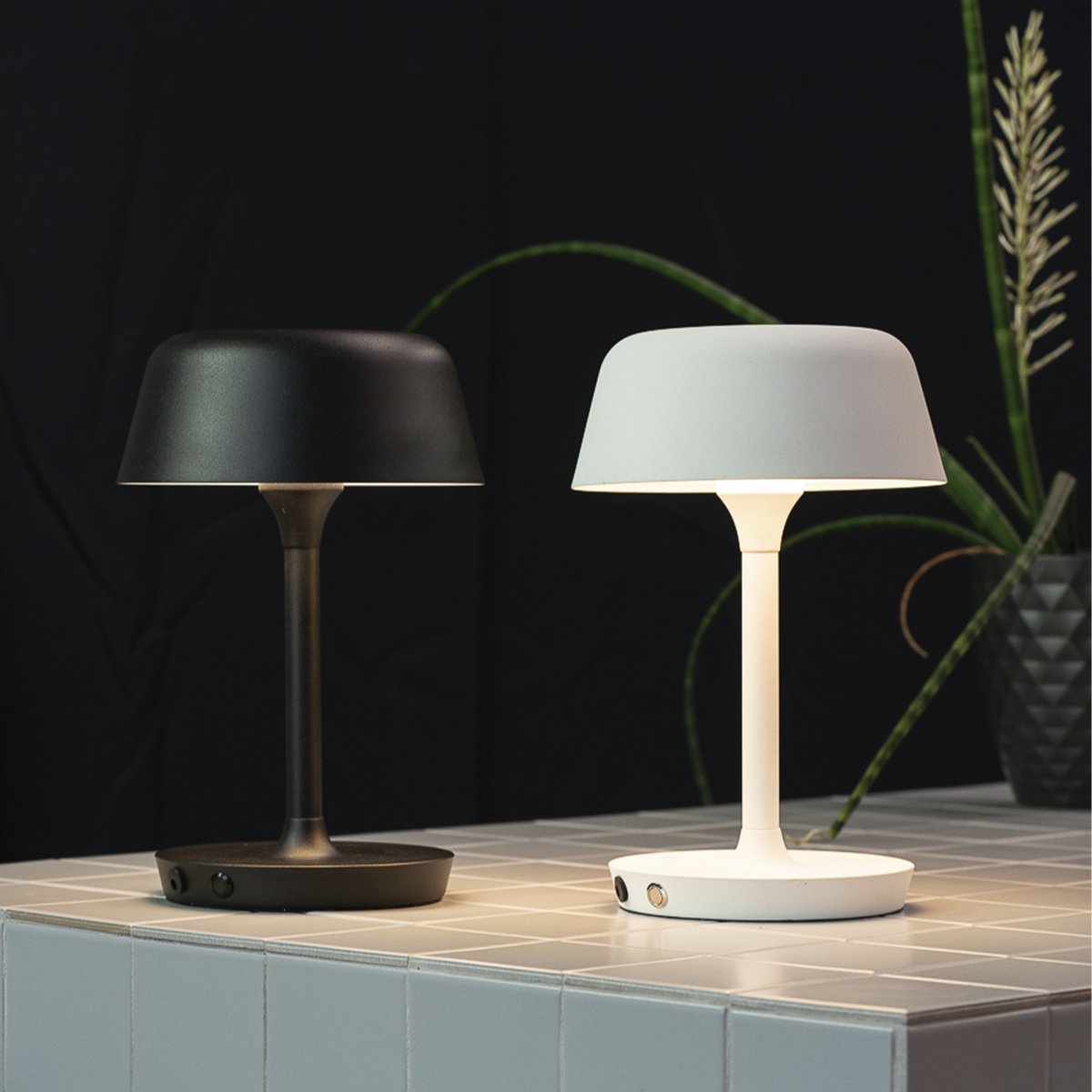 Valencia 30cm Blanco portátil De Dyberg Larsen - La elegante lámpara de mesa Valencia de Dyberg Larsen en color blanco es recargable y se puede colocar donde más se necesite.