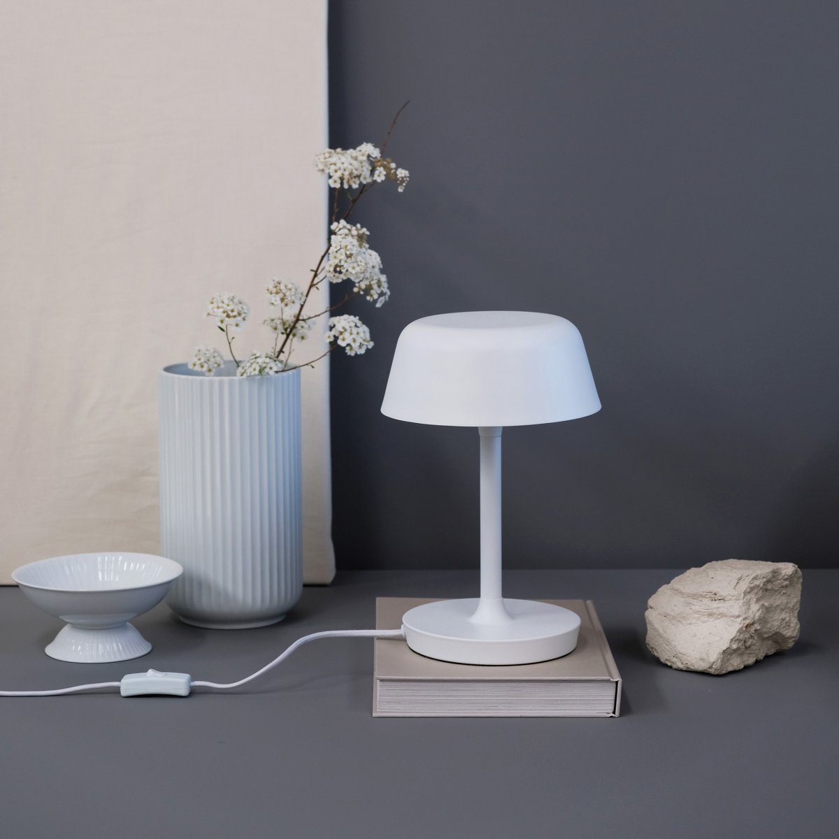 Valencia 30cm Blanco lámpara de mesa De Dyberg Larsen - La lámpara de mesa Valencia es una lámpara elegante y única que emite una luz hermosa y agradable.