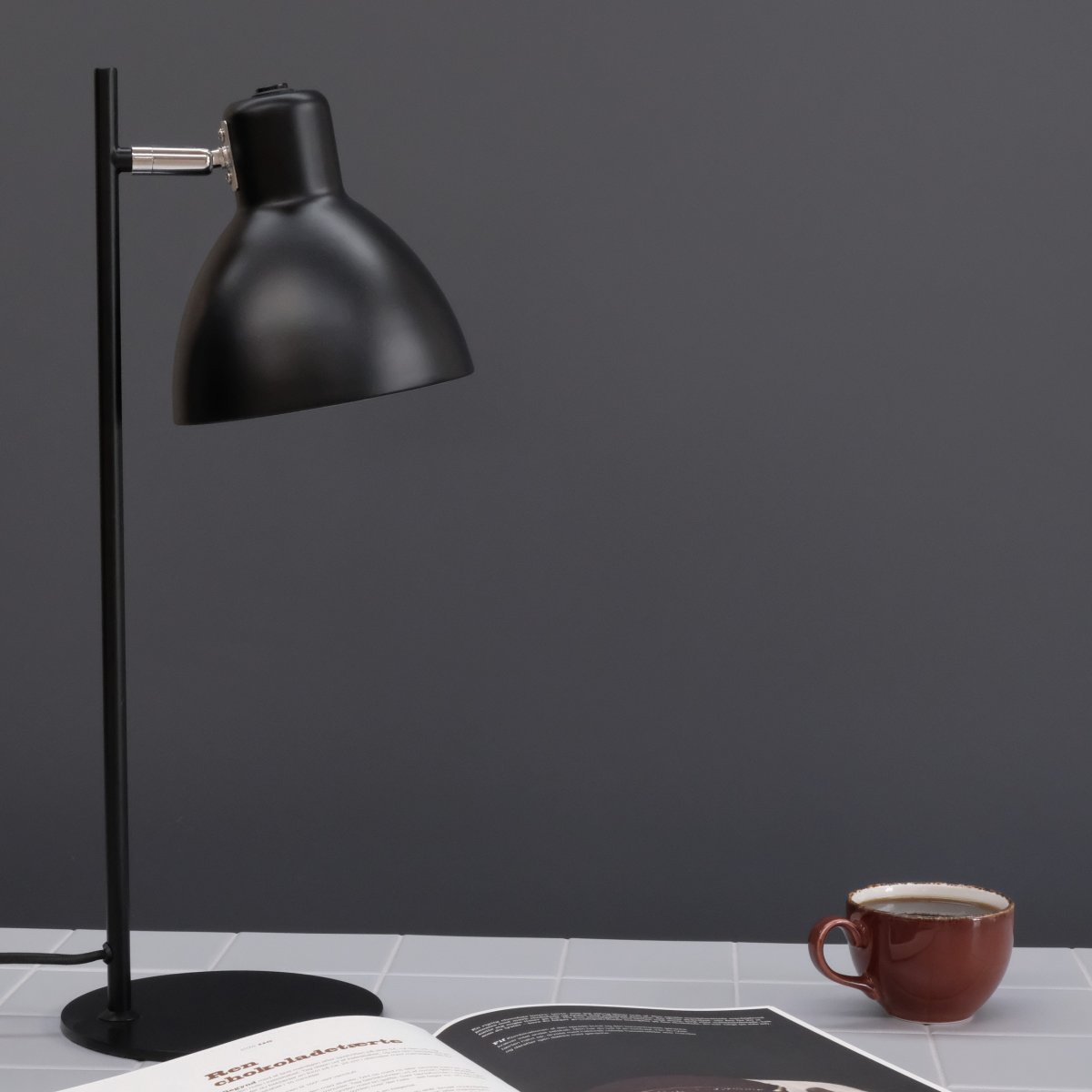 Skagen 50cm Negro lámpara de escritorio De Dyberg Larsen - Con su acabado negro mate y su pantalla ajustable, Skagen es perfecta para el lugar de trabajo, el rinc&oacute;n de estudio o como fuente de luz decorativa en la sala de estar.