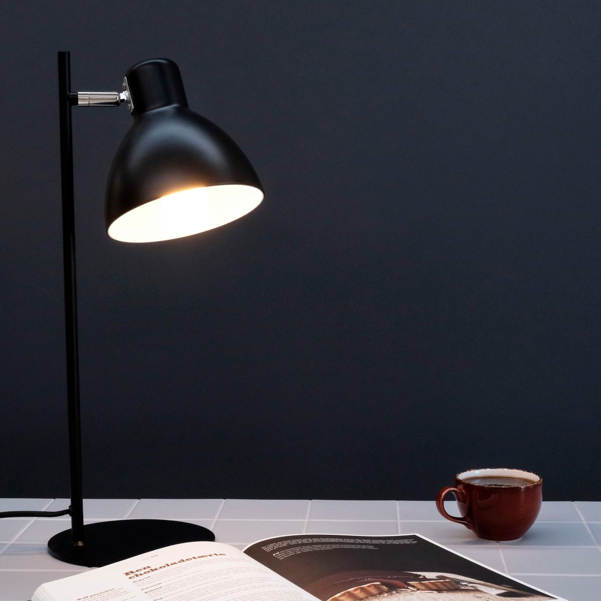 Skagen 50cm Negro lámpara de escritorio De Dyberg Larsen - Con su acabado negro mate y su pantalla ajustable, Skagen es perfecta para el lugar de trabajo, el rinc&oacute;n de estudio o como fuente de luz decorativa en la sala de estar.