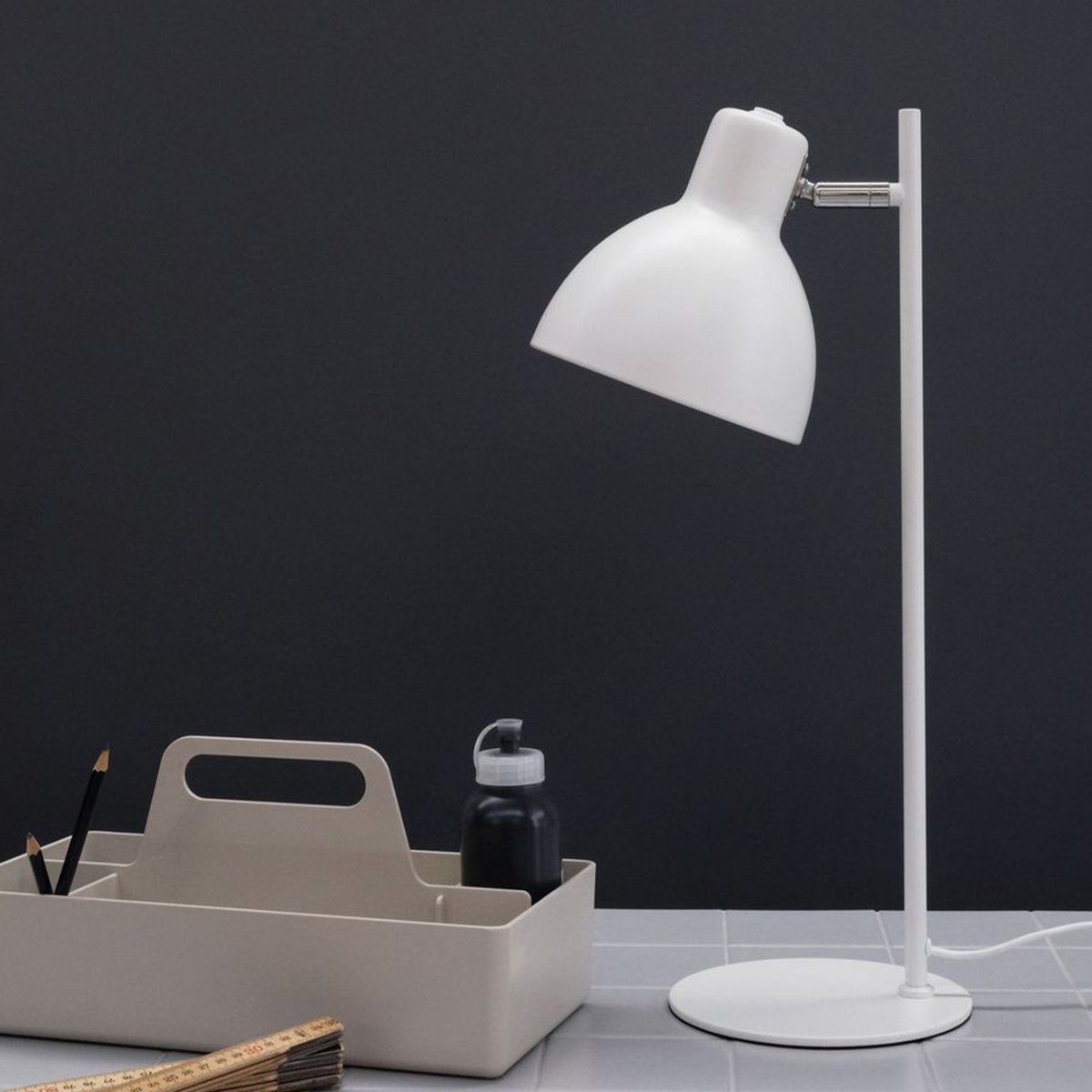 Skagen 50cm Blanco lámpara de escritorio De Dyberg Larsen - Con su acabado blanco mate y su pantalla ajustable, Skagen es perfecta para el lugar de trabajo, el rincón de estudio o como fuente de luz decorativa en la sala de estar.