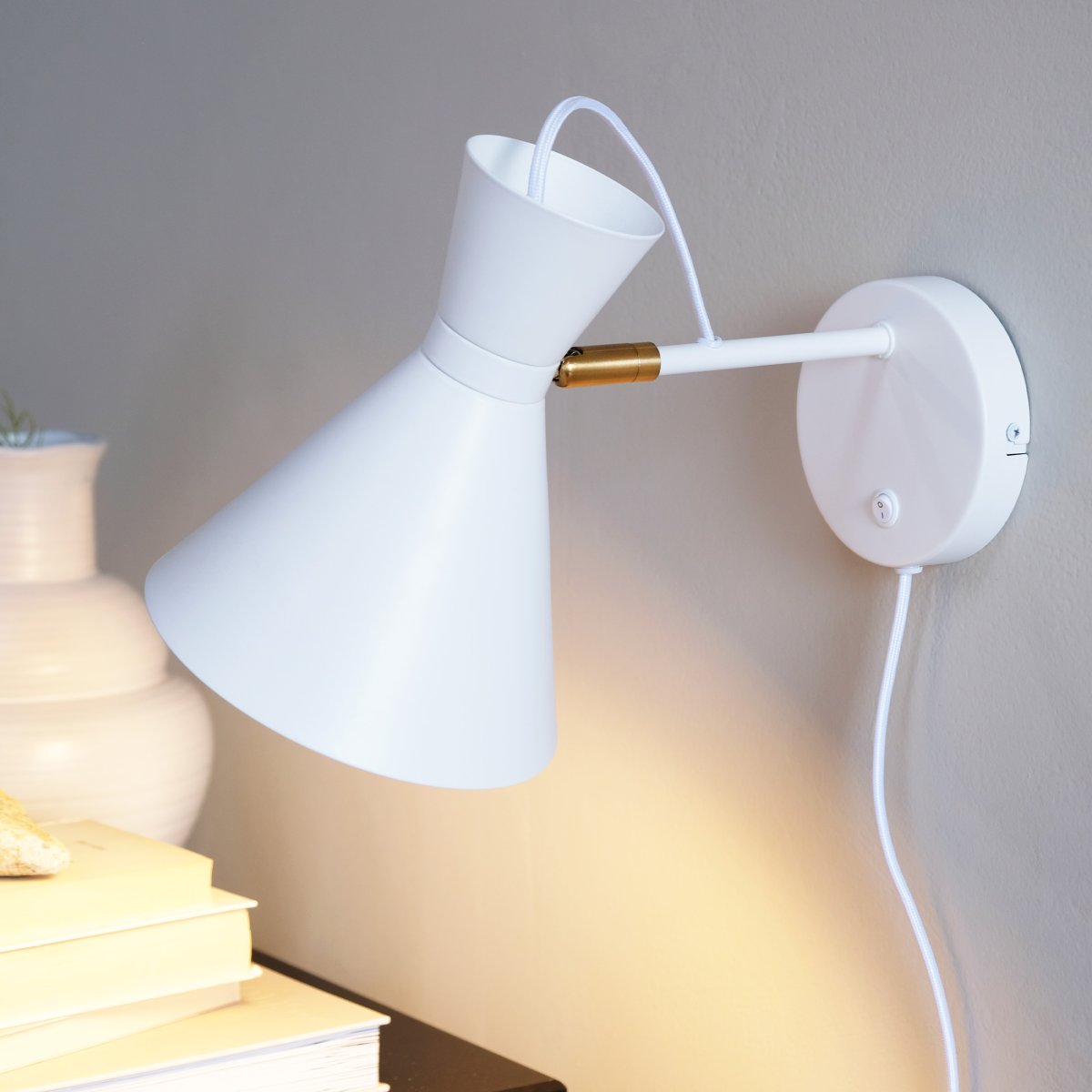 Cindy Blanco lámpara de lectura De Dyberg Larsen - Ya sea que desee una fuente de luz práctica o un detalle decorativo, el aplique de pared Cindy, blanco con latón, es una excelente opción para agregar estilo y funcionalidad a cualquier habitación de su hogar.