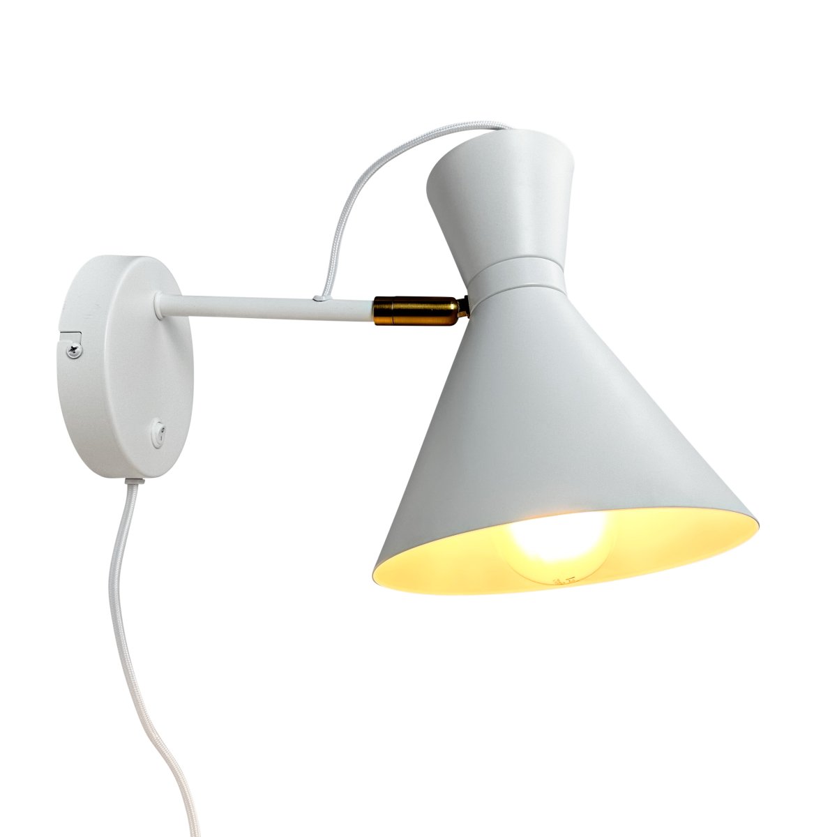 Cindy Blanco lámpara de lectura De Dyberg Larsen - Ya sea que desee una fuente de luz práctica o un detalle decorativo, el aplique de pared Cindy, blanco con latón, es una excelente opción para agregar estilo y funcionalidad a cualquier habitación de su hogar.