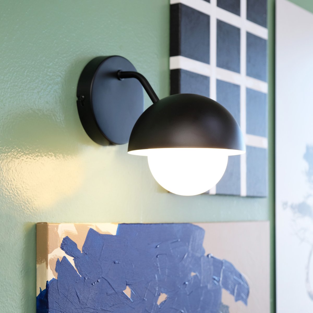 Rose Ø15 Negro mate lámpara de pared De Dyberg Larsen - Ya sea que desee iluminar su sala de estar, dormitorio o &aacute;rea de trabajo, la l&aacute;mpara de pared Rose crea la atm&oacute;sfera adecuada.
