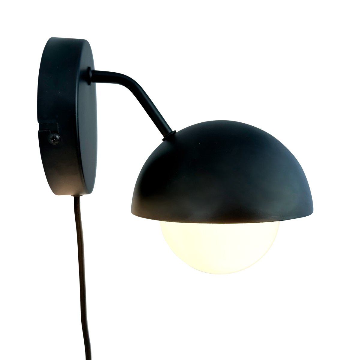 Rose Ø15 Negro mate lámpara de pared De Dyberg Larsen - Ya sea que desee iluminar su sala de estar, dormitorio o &aacute;rea de trabajo, la l&aacute;mpara de pared Rose crea la atm&oacute;sfera adecuada.