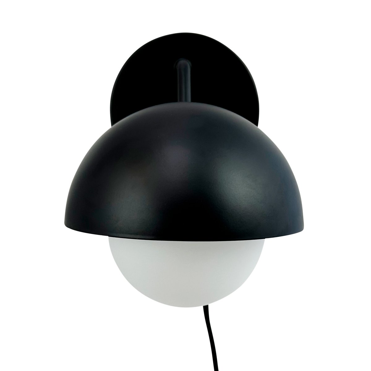 Rose Ø15 Negro mate lámpara de pared De Dyberg Larsen - Ya sea que desee iluminar su sala de estar, dormitorio o &aacute;rea de trabajo, la l&aacute;mpara de pared Rose crea la atm&oacute;sfera adecuada.