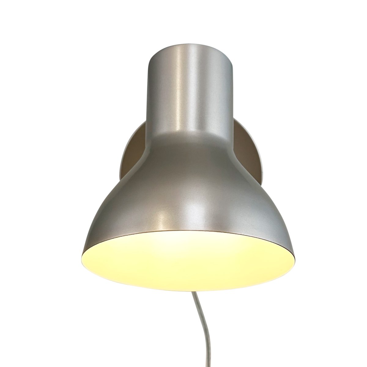 Bob Beige lámpara de lectura De Dyberg Larsen - Bob &auml;r det perfekta valet f&ouml;r det moderna hemmet och kombinerar stilren design med funktionalitet.