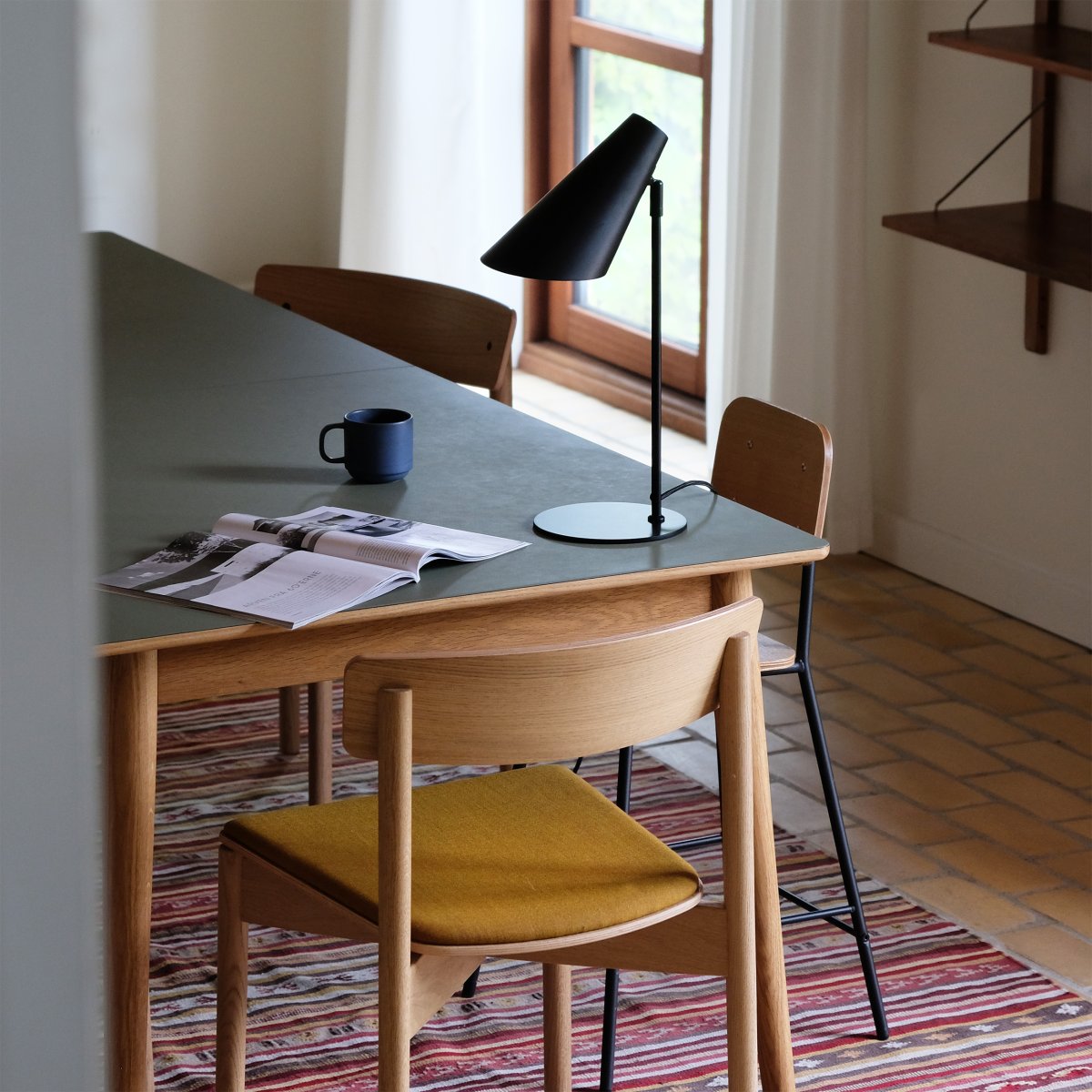 Cale 50cm Negro lámpara de escritorio De Dyberg Larsen - La lámpara de mesa de metal negro mate y con cabezal giratorio libre es perfecta como luz de lectura en el dormitorio o como elegante detalle de decoración en el salón.