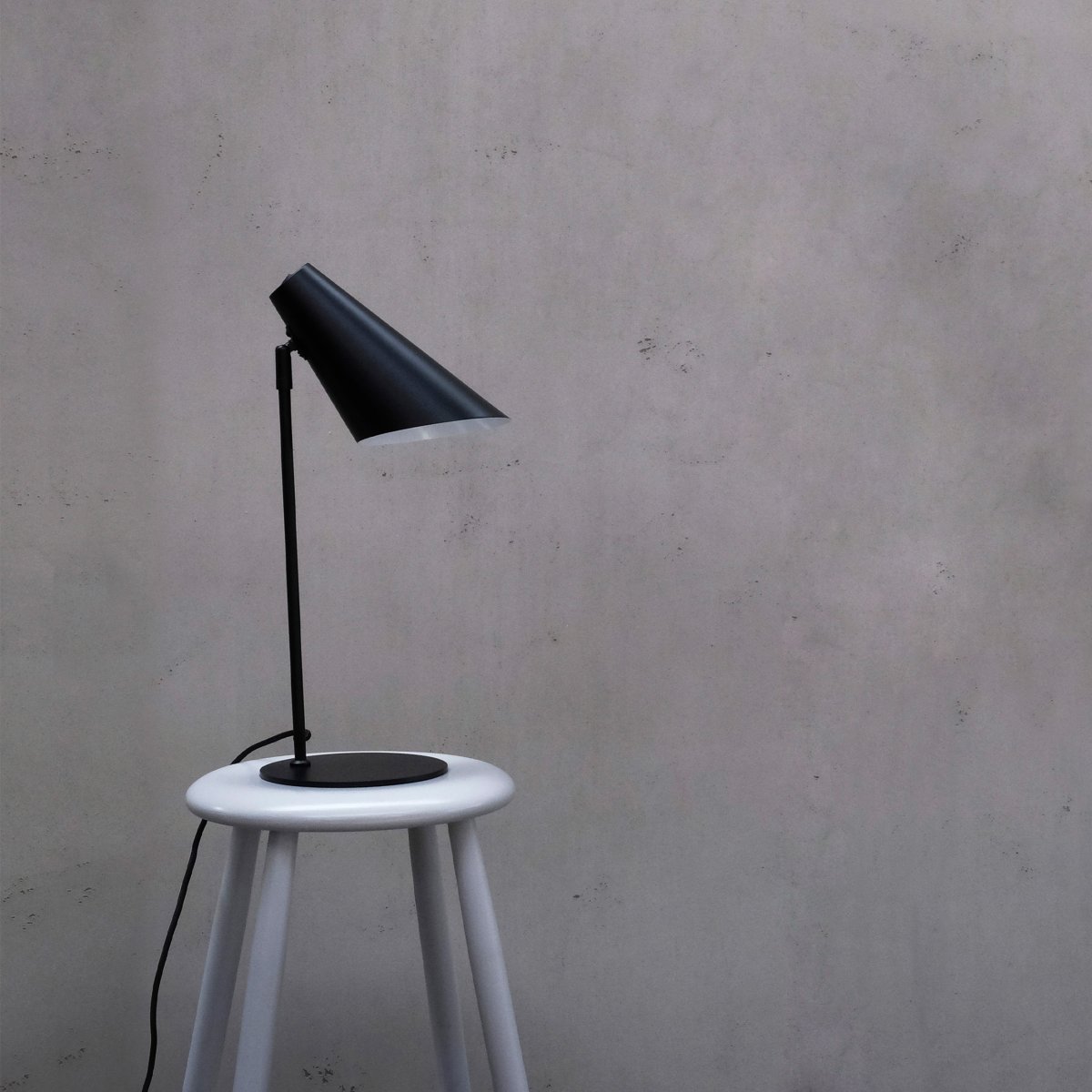 Cale 50cm Negro lámpara de escritorio De Dyberg Larsen - La lámpara de mesa de metal negro mate y con cabezal giratorio libre es perfecta como luz de lectura en el dormitorio o como elegante detalle de decoración en el salón.