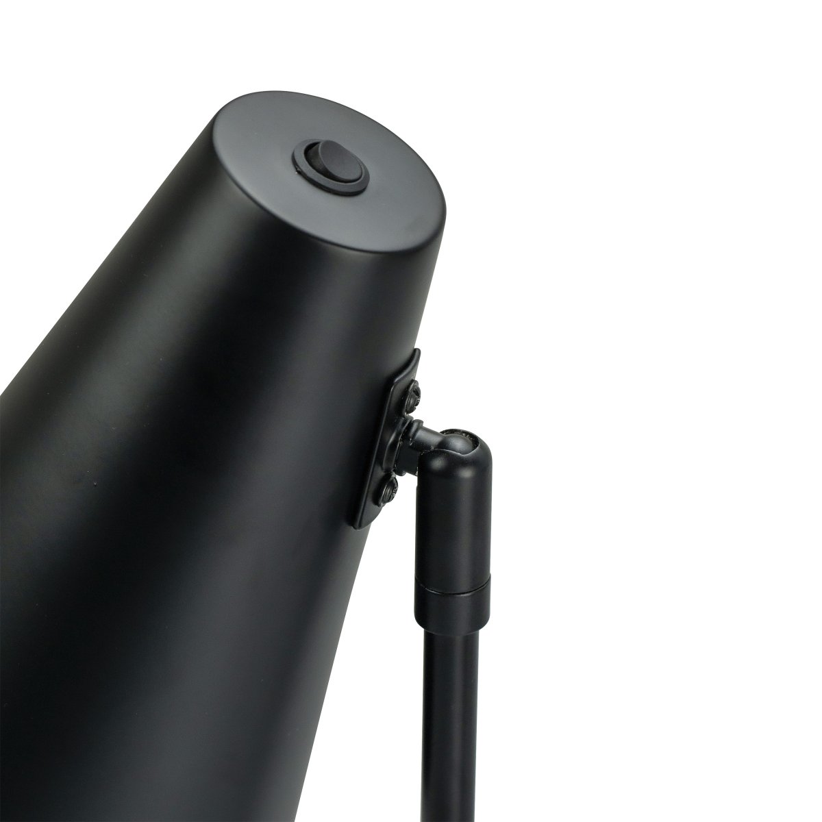 Cale 50cm Negro lámpara de escritorio De Dyberg Larsen - La lámpara de mesa de metal negro mate y con cabezal giratorio libre es perfecta como luz de lectura en el dormitorio o como elegante detalle de decoración en el salón.