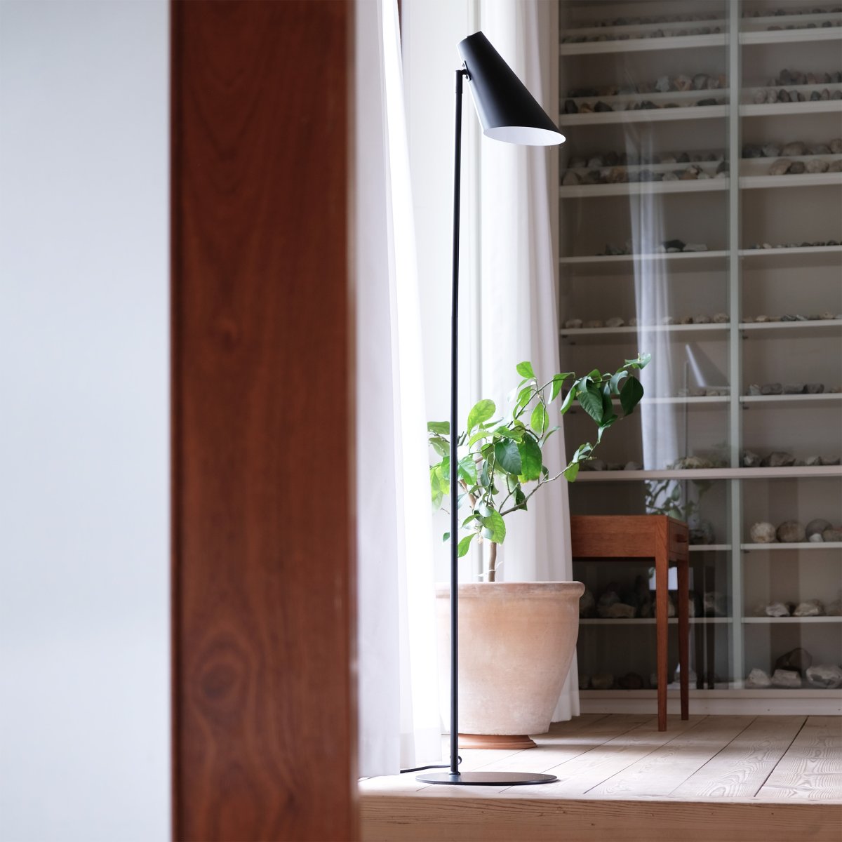 Cale Negro lámpara de pie De Dyberg Larsen - La lámpara de pie de metal negro mate y con cabezal giratorio libre es perfecta como lámpara de lectura en el salón o como elegante detalle de decoración en un rincón oscuro.