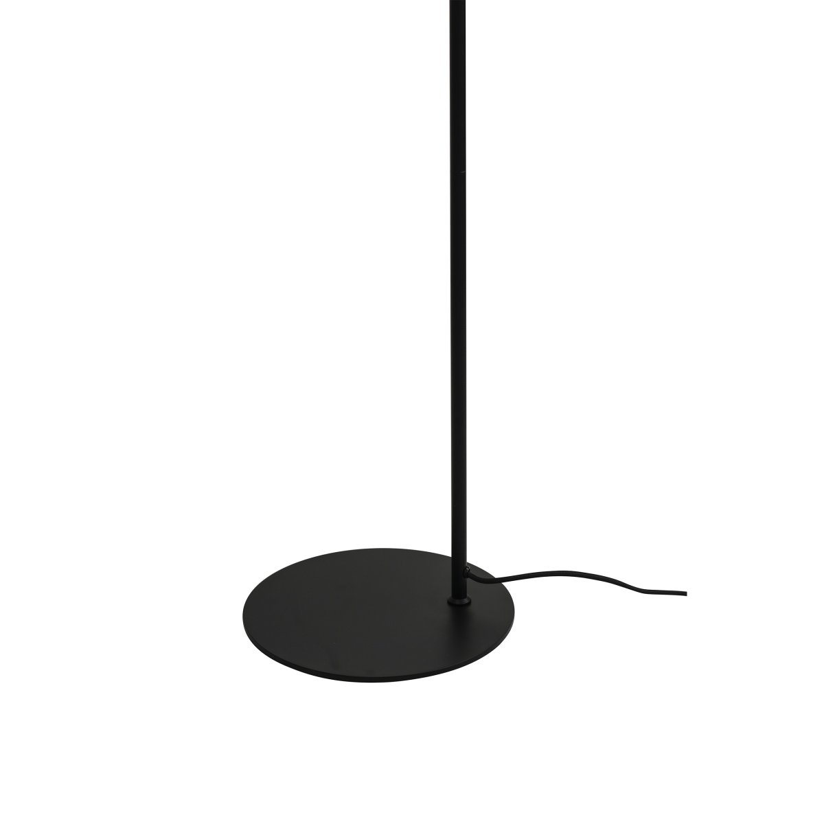 Cale Negro lámpara de pie De Dyberg Larsen - La lámpara de pie de metal negro mate y con cabezal giratorio libre es perfecta como lámpara de lectura en el salón o como elegante detalle de decoración en un rincón oscuro.