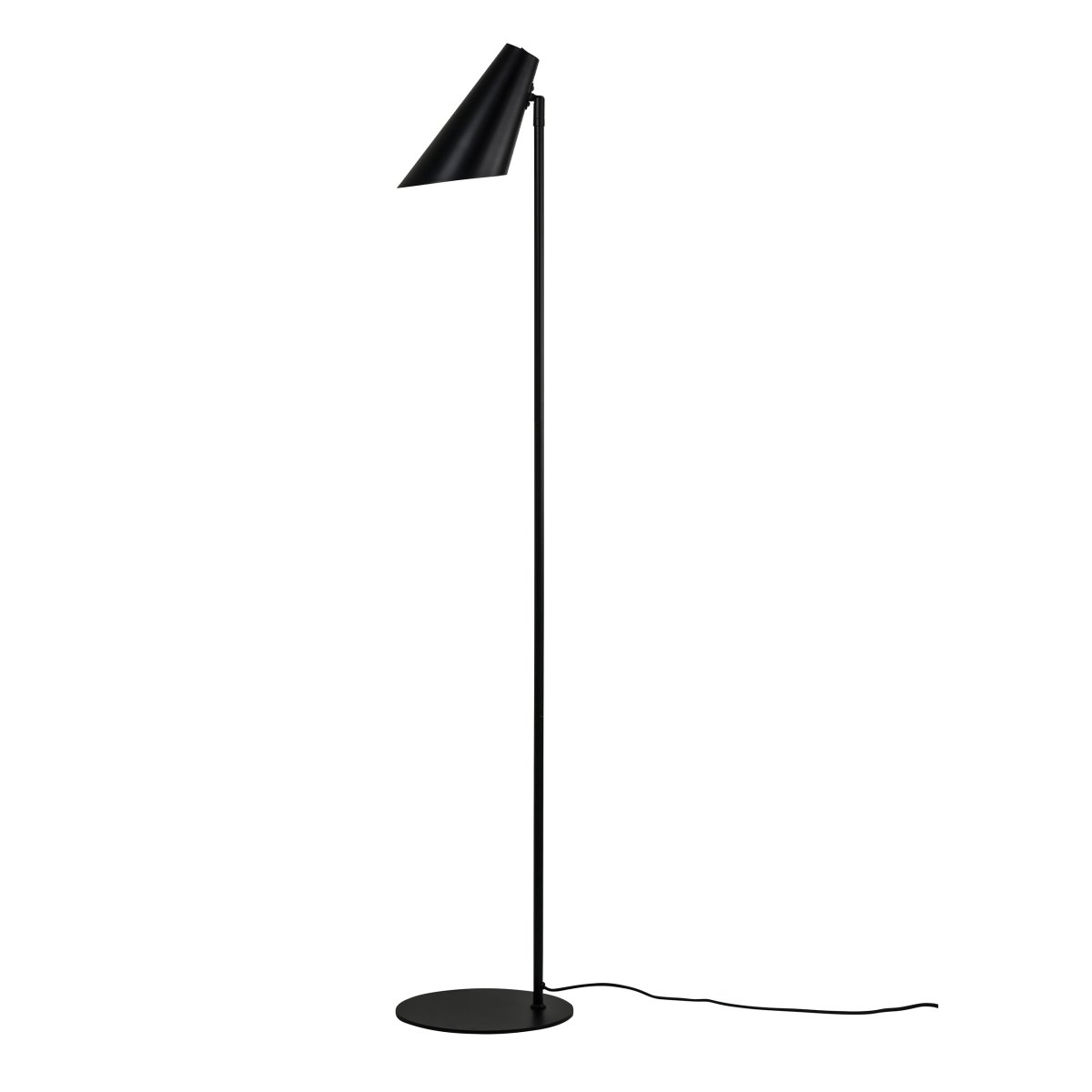 Cale Negro lámpara de pie De Dyberg Larsen - La lámpara de pie de metal negro mate y con cabezal giratorio libre es perfecta como lámpara de lectura en el salón o como elegante detalle de decoración en un rincón oscuro.