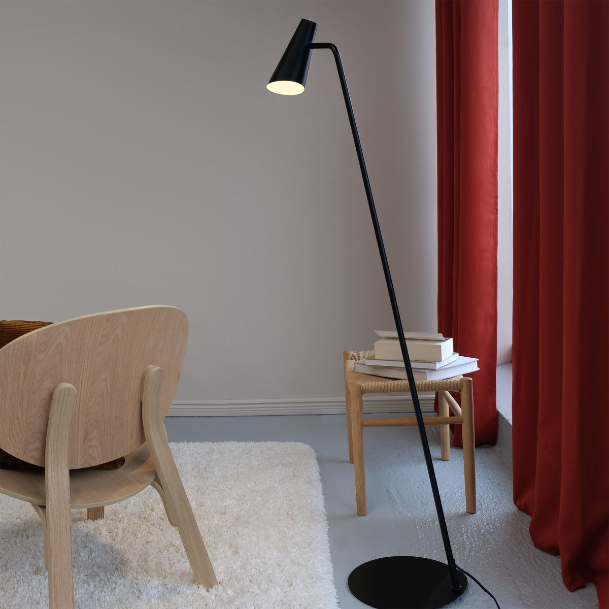Noa Negro lámpara de pie De Dyberg Larsen - Recomendamos colocar la lámpara de pie como lámpara de lectura en el rincón de lectura o en la sala de estar o como un elegante detalle de decoración en un rincón oscuro.