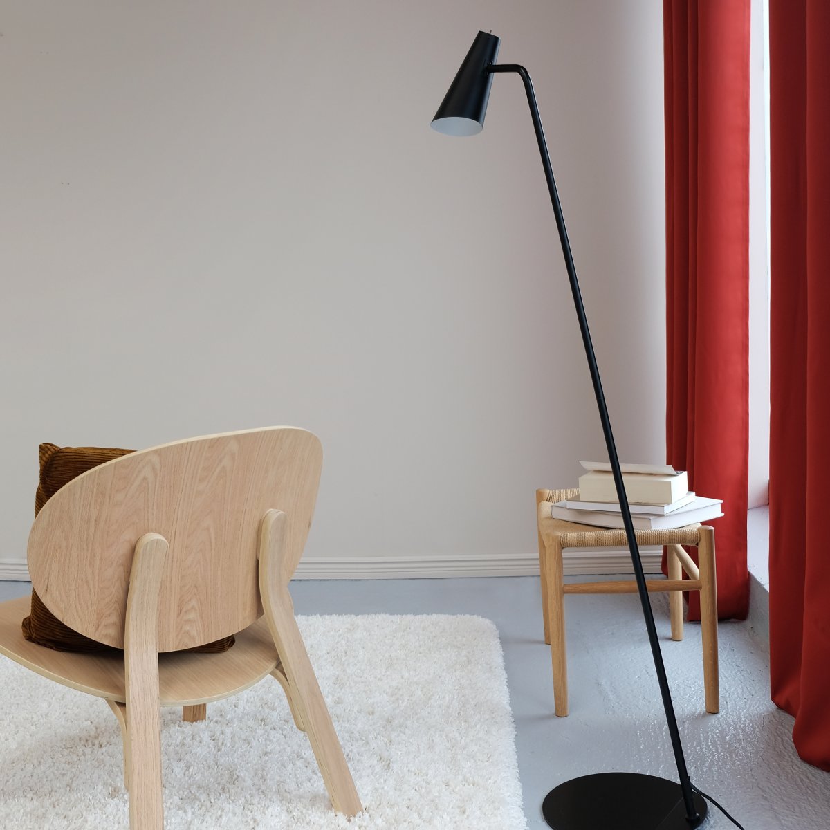 Noa Negro lámpara de pie De Dyberg Larsen - Recomendamos colocar la lámpara de pie como lámpara de lectura en el rincón de lectura o en la sala de estar o como un elegante detalle de decoración en un rincón oscuro.