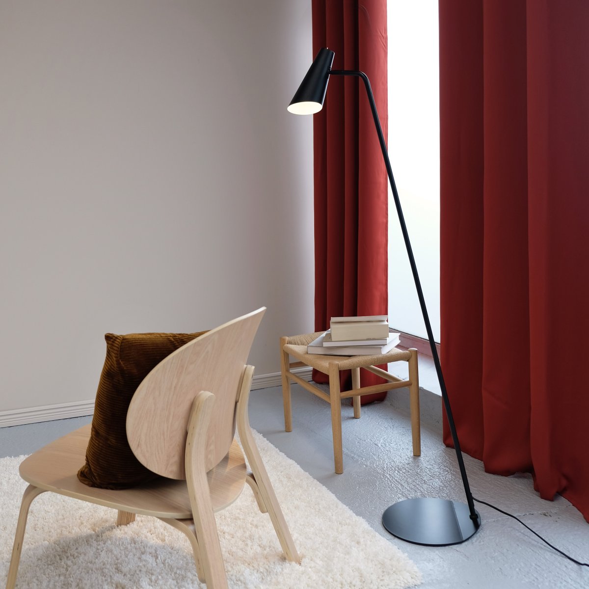 Noa Negro lámpara de pie De Dyberg Larsen - Recomendamos colocar la lámpara de pie como lámpara de lectura en el rincón de lectura o en la sala de estar o como un elegante detalle de decoración en un rincón oscuro.