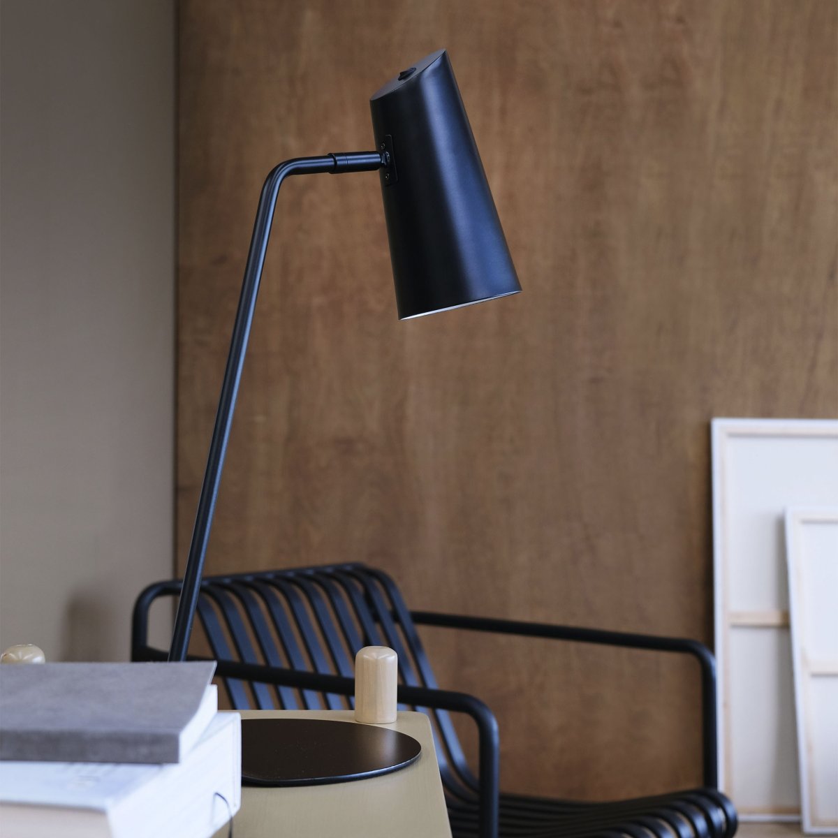 Pallas 55cm Negro lámpara de escritorio De Dyberg Larsen - en el escritorio o en la mesilla de noche, o como un elegante detalle de decoración para una iluminación específica.